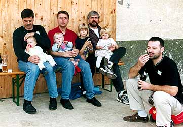 Jürgen, Sven, Winfried + Pavel mit Kindern